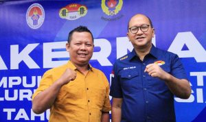 Ketum PB PABSI, Roslan Roeslani (kanan) dan Sekretaris Pengprov PABSI Sumsel, Oyong Hairudin, pada acara Rakernas PB PABSI Tahun 2024 di Hotel Grand Kemang, Jakarta, Senin, 4 November 2024. (WartaNegeriku.id/Abdullah)