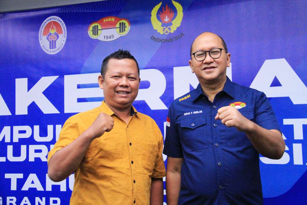 Ketum PB PABSI, Roslan Roeslani (kanan) dan Sekretaris Pengprov PABSI Sumsel, Oyong Hairudin, pada acara Rakernas PB PABSI Tahun 2024 di Hotel Grand Kemang, Jakarta, Senin, 4 November 2024. (WartaNegeriku.id/Abdullah)