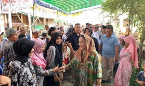Calon Bupati (Cabup) Kabupaten Musi Banyuasin (Muba) Nomor Urut 1, Hj. Lucianty, menghadiri kampanye dialogis di Desa Bailangu Timur, Kecamatan Sekayu, pada hari Minggu siang, tanggal 10 November 2024. (foto : wartanegeriku.id/abdullah)