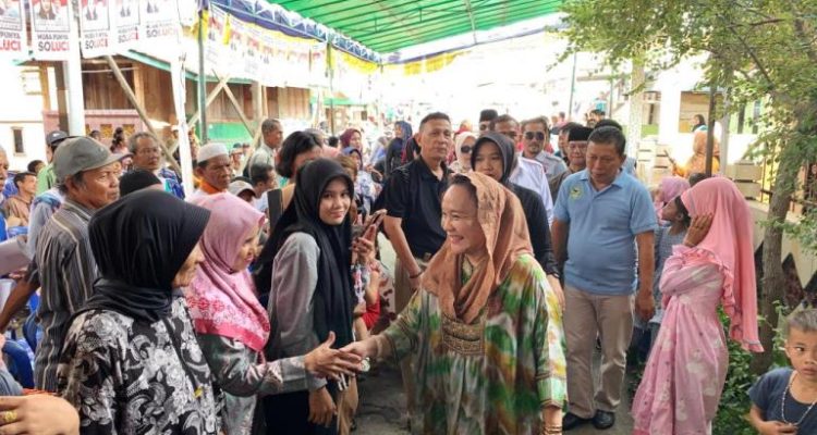 Calon Bupati (Cabup) Kabupaten Musi Banyuasin (Muba) Nomor Urut 1, Hj. Lucianty, menghadiri kampanye dialogis di Desa Bailangu Timur, Kecamatan Sekayu, pada hari Minggu siang, tanggal 10 November 2024. (foto : wartanegeriku.id/abdullah)