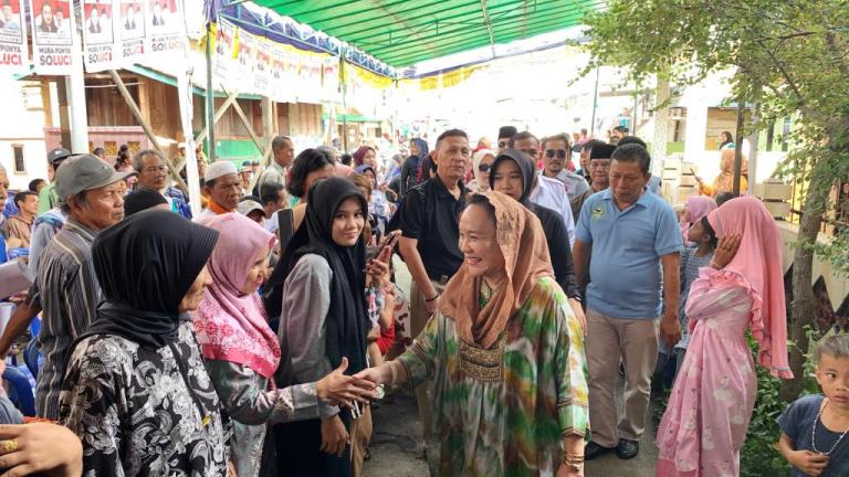 Calon Bupati (Cabup) Kabupaten Musi Banyuasin (Muba) Nomor Urut 1, Hj. Lucianty, menghadiri kampanye dialogis di Desa Bailangu Timur, Kecamatan Sekayu, pada hari Minggu siang, tanggal 10 November 2024. (foto : wartanegeriku.id/abdullah)