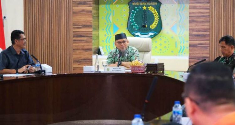 Asisten Bidang Pemerintah dan Kesejahteraan Rakyat Sekretariat Daerah Kabupaten Musi Banyuasin, Yudi Herzandi, memimpin pertemuan Desa Tangguh Bencana di Ruang Rapat Serasan Sekate, pada hari Jum'at, tanggal 29 November 2024. (foto : dinkominfo Muba)
