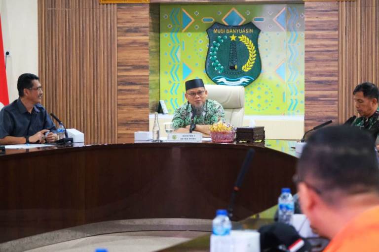 Asisten Bidang Pemerintah dan Kesejahteraan Rakyat Sekretariat Daerah Kabupaten Musi Banyuasin, Yudi Herzandi, memimpin pertemuan Desa Tangguh Bencana di Ruang Rapat Serasan Sekate, pada hari Jum'at, tanggal 29 November 2024. (foto : dinkominfo Muba)