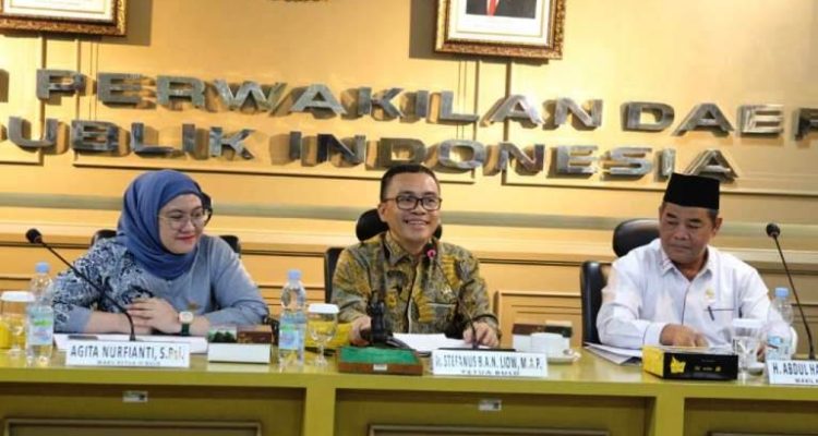 Badan Urusan Legislasi Daerah (BULD) Dewan Perwakilan Daerah (DPD) Republik Indonesia menggelar Rapat Dengar Pendapat Umum (RDPU) dengan Asosiasi Pemerintah Desa Seluruh Indonesia (APDESI) dan Komite Pemantauan Pelaksanaan Otonomi Daerah (KPPOD), pada hari Rabu, tanggal 20 November 2024, di Gedung DPD RI, Senayan, Jakarta Pusat. (foto : dpd)