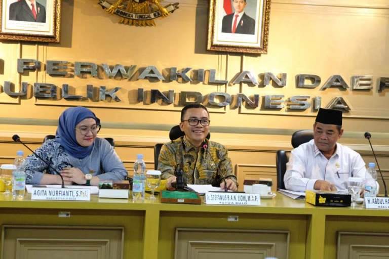 Badan Urusan Legislasi Daerah (BULD) Dewan Perwakilan Daerah (DPD) Republik Indonesia menggelar Rapat Dengar Pendapat Umum (RDPU) dengan Asosiasi Pemerintah Desa Seluruh Indonesia (APDESI) dan Komite Pemantauan Pelaksanaan Otonomi Daerah (KPPOD), pada hari Rabu, tanggal 20 November 2024, di Gedung DPD RI, Senayan, Jakarta Pusat. (foto : dpd)