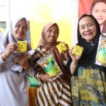Calon Bupati Kabupaten Musi Banyuasin, Hj. Lucianty, bersama Santriwati Pondok Pesantren Izzatul Kamilah, memperlihatkan cemilan Dodol yang diberi nama Dowitul, hari Sabtu, tanggal 9 November 2024. (foto : detiksumsel.com)