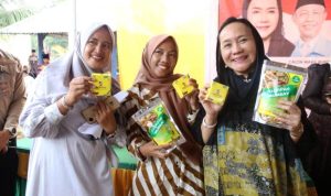 Calon Bupati Kabupaten Musi Banyuasin, Hj. Lucianty, bersama Santriwati Pondok Pesantren Izzatul Kamilah, memperlihatkan cemilan Dodol yang diberi nama Dowitul, hari Sabtu, tanggal 9 November 2024. (foto : detiksumsel.com)