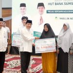 Direktur Utama Bank Sumsel Babel, Achmad Syamsudin, menyerahkan bantuan kepada masyarakat, dalam rangka peringatan Hari Ulang Tahun ke 67. (foto : WartaNegeriku.id/Humas Pemprov Sumsel)