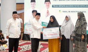 Direktur Utama Bank Sumsel Babel, Achmad Syamsudin, menyerahkan bantuan kepada masyarakat, dalam rangka peringatan Hari Ulang Tahun ke 67. (foto : WartaNegeriku.id/Humas Pemprov Sumsel)