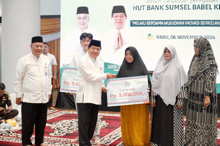 Direktur Utama Bank Sumsel Babel, Achmad Syamsudin, menyerahkan bantuan kepada masyarakat, dalam rangka peringatan Hari Ulang Tahun ke 67. (foto : WartaNegeriku.id/Humas Pemprov Sumsel)