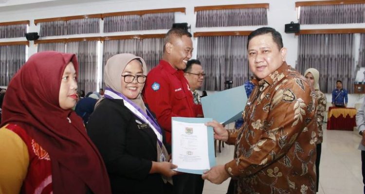 Penjabat (Pj.) Wali Kota Lubuklinggau, H. Koimudin, membuka secara resmi kegiatan seminar Character Building Based of Mindset Change di Gedung Embun Semibar Universitas PGRI Silampari (UNPARI) Lubuk Linggau, pada hari Kamis, tanggal 21 November 2024.