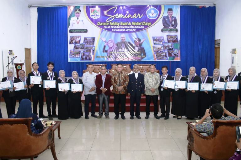 Penjabat (Pj.) Wali Kota Lubuklinggau, H. Koimudin, membuka secara resmi kegiatan seminar Character Building Based of Mindset Change di Gedung Embun Semibar Universitas PGRI Silampari (UNPARI) Lubuk Linggau, pada hari Kamis, tanggal 21 November 2024.