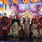 Calon Bupati (Cabup) Kabupaten Musi Banyuasin (Muba), Hj. Lucianty, menghadiri acara Tasyakuran Khitanan Kemas Naufal Awransyah Bun Uwan di Desa Lubuk Bintialo, Kecamatan Batang Hari Leko (BHL), pada hari Sabtu, tanggal 9 November 2024. (foto : WartaNegeriku.id/Abdullah)