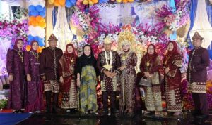 Calon Bupati (Cabup) Kabupaten Musi Banyuasin (Muba), Hj. Lucianty, menghadiri acara Tasyakuran Khitanan Kemas Naufal Awransyah Bun Uwan di Desa Lubuk Bintialo, Kecamatan Batang Hari Leko (BHL), pada hari Sabtu, tanggal 9 November 2024. (foto : WartaNegeriku.id/Abdullah)
