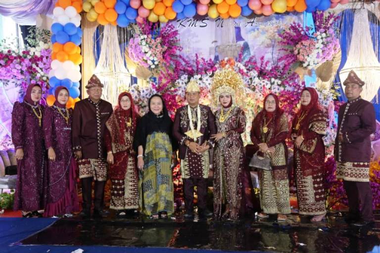 Calon Bupati (Cabup) Kabupaten Musi Banyuasin (Muba), Hj. Lucianty, menghadiri acara Tasyakuran Khitanan Kemas Naufal Awransyah Bun Uwan di Desa Lubuk Bintialo, Kecamatan Batang Hari Leko (BHL), pada hari Sabtu, tanggal 9 November 2024. (foto : WartaNegeriku.id/Abdullah)