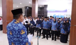 Penjabat (Pj.) Wali Kota Lubuk Linggau, H. Koimudin, memimpin Apel Gabungan Pembinaan Netralitas Aparatur Sipil Negara (ASN) di lingkungan Pemerintah Kota (Pemkot) Lubuklinggau tahun 2024, di Perkantoran Pemerintah Kota (Pemkot) Wali Kota Lubuk Linggau, pada hari Kamis, tanggal 21 November 2024. (foto : dinkominfo lubuklinggau)