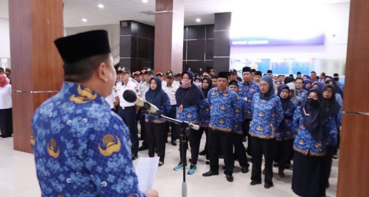 Penjabat (Pj.) Wali Kota Lubuk Linggau, H. Koimudin, memimpin Apel Gabungan Pembinaan Netralitas Aparatur Sipil Negara (ASN) di lingkungan Pemerintah Kota (Pemkot) Lubuklinggau tahun 2024, di Perkantoran Pemerintah Kota (Pemkot) Wali Kota Lubuk Linggau, pada hari Kamis, tanggal 21 November 2024. (foto : dinkominfo lubuklinggau)