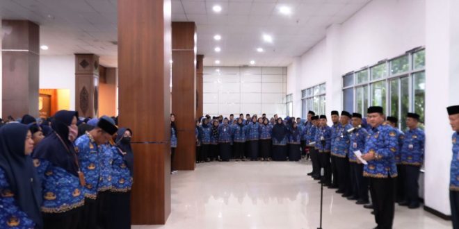 Penjabat (Pj.) Wali Kota Lubuk Linggau, H. Koimudin, memimpin Apel Gabungan Pembinaan Netralitas Aparatur Sipil Negara (ASN) di lingkungan Pemerintah Kota (Pemkot) Lubuklinggau tahun 2024, di Perkantoran Pemerintah Kota (Pemkot) Wali Kota Lubuk Linggau, pada hari Kamis, tanggal 21 November 2024. (foto : dinkominfo lubuklinggau)