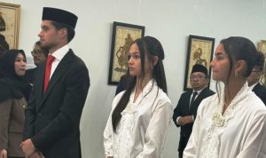 Kevin Diks, Estella Loupattij, dan Noa Leatomu diambil sumpah dan janji setia sebagai Warga Negara Indonesia di di Kedutaan Besar (Kedubes) Indonesia di Kopenhagen, Denmark, pada hari Jum'at, tanggal 8 November 2024. (foto : WartaNegeriku.id/pssi.org)