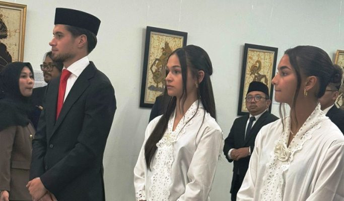 Kevin Diks, Estella Loupattij, dan Noa Leatomu diambil sumpah dan janji setia sebagai Warga Negara Indonesia di di Kedutaan Besar (Kedubes) Indonesia di Kopenhagen, Denmark, pada hari Jum'at, tanggal 8 November 2024. (foto : WartaNegeriku.id/pssi.org)