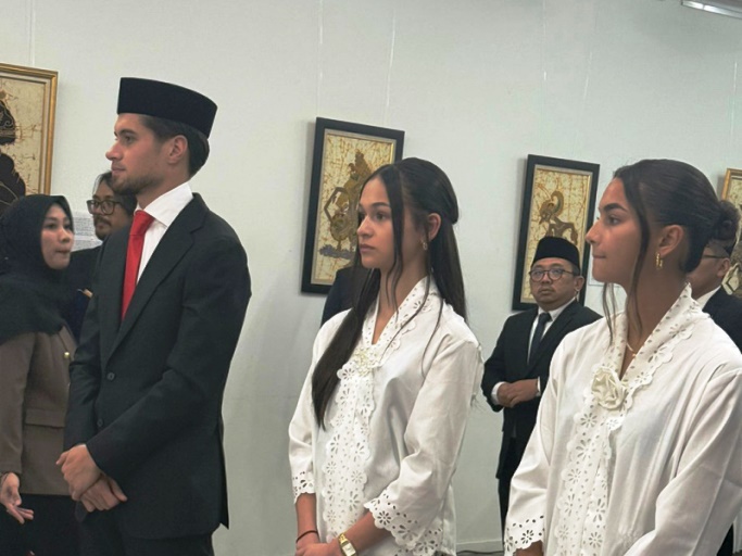 Kevin Diks, Estella Loupattij, dan Noa Leatomu diambil sumpah dan janji setia sebagai Warga Negara Indonesia di di Kedutaan Besar (Kedubes) Indonesia di Kopenhagen, Denmark, pada hari Jum'at, tanggal 8 November 2024. (foto : WartaNegeriku.id/pssi.org)