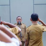 Penjabat (Pj.) Bupati Kabupaten Musi Banyuasin (Muba), Sandi Fahlepi, memimpin apel pagi pada hari Senin, tanggal 25 November 2024. (foto : dinkominfo muba)