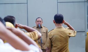 Penjabat (Pj.) Bupati Kabupaten Musi Banyuasin (Muba), Sandi Fahlepi, memimpin apel pagi pada hari Senin, tanggal 25 November 2024. (foto : dinkominfo muba)