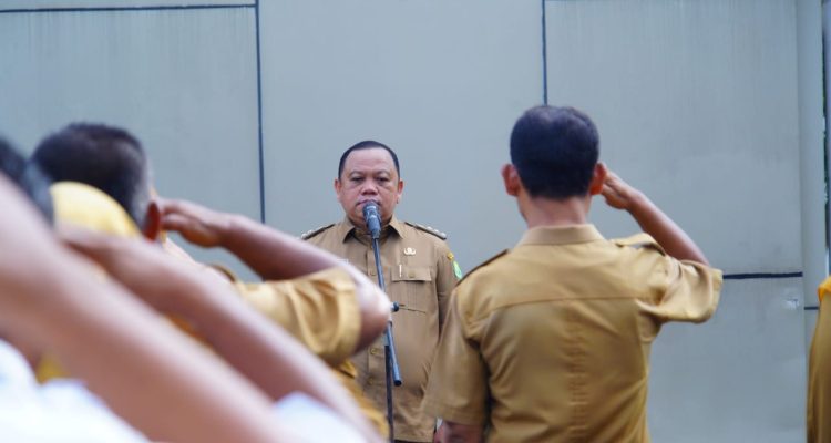 Penjabat (Pj.) Bupati Kabupaten Musi Banyuasin (Muba), Sandi Fahlepi, memimpin apel pagi pada hari Senin, tanggal 25 November 2024. (foto : dinkominfo muba)