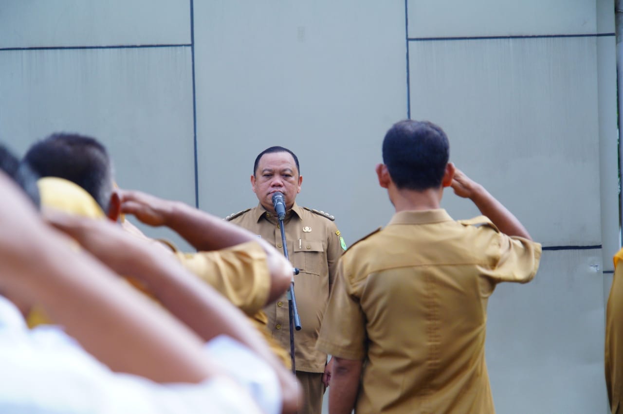 Penjabat (Pj.) Bupati Kabupaten Musi Banyuasin (Muba), Sandi Fahlepi, memimpin apel pagi pada hari Senin, tanggal 25 November 2024. (foto : dinkominfo muba)