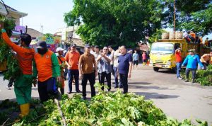 Pada hari Minggu pagi, tanggal 3 November 2024, Penjabat (Pj.) Bupati Kabupaten Musi Banyuasin (Muba), Sandi Fahlepi, turun langsung ke lapangan, melakukan pengecekan terhadap pohon tumbang yang disebabkan oleh hujan deras disertai angin kencang, yang terjadi pada hari Sabtu sore kemarin.