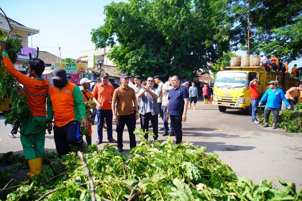 Pada hari Minggu pagi, tanggal 3 November 2024, Penjabat (Pj.) Bupati Kabupaten Musi Banyuasin (Muba), Sandi Fahlepi, turun langsung ke lapangan, melakukan pengecekan terhadap pohon tumbang yang disebabkan oleh hujan deras disertai angin kencang, yang terjadi pada hari Sabtu sore kemarin.