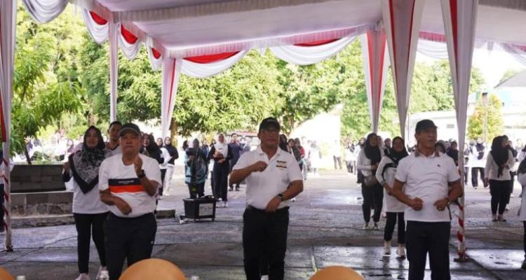 Rangkaian Hari Ulang Tahun (HUT) RSUD Sekayu ke-87 dan Hari Kesehatan Nasional (HKN) ke 60, digelar acara senam bersama, pada hari Jum'at, tanggal 22 November 2024, di Lapangan Eks Akper RSUD Sekayu. (foto : dinkominfo muba)