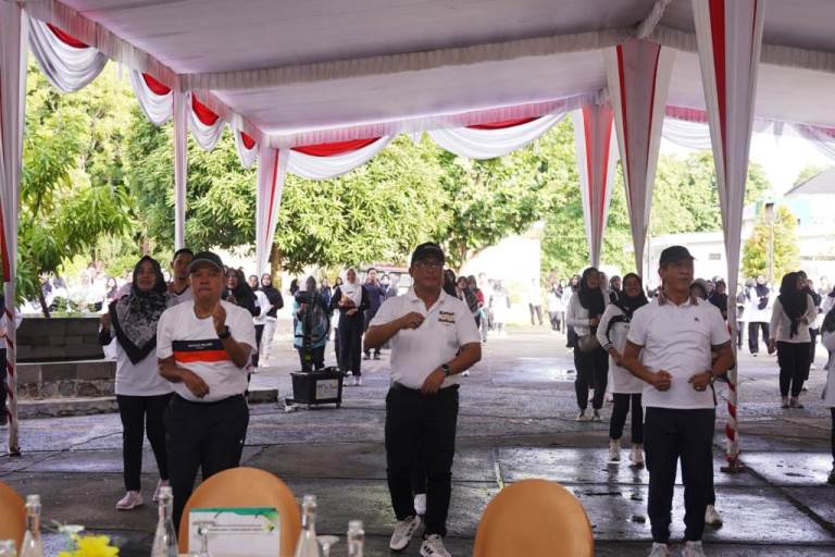 Rangkaian Hari Ulang Tahun (HUT) RSUD Sekayu ke-87 dan Hari Kesehatan Nasional (HKN) ke 60, digelar acara senam bersama, pada hari Jum'at, tanggal 22 November 2024, di Lapangan Eks Akper RSUD Sekayu. (foto : dinkominfo muba)