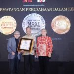 Direktur Sumber Daya Manusia (SDM), PT. Bukit Asam Tbk (PTBA), Suherman, menerima penghargaan Indonesia Most Trusted Company dalam ajang Corporate Governance Perception Index (CGPI) Award 2024 yang diselenggarakan oleh The Indonesian Institute for Corporate Governance (IICG) bekerja sama dengan Majalah SWA, hari Senin, tanggal 25 November 2024 di Jakarta. (foto : Tim Humas PT. Bukit Asam Tbk)