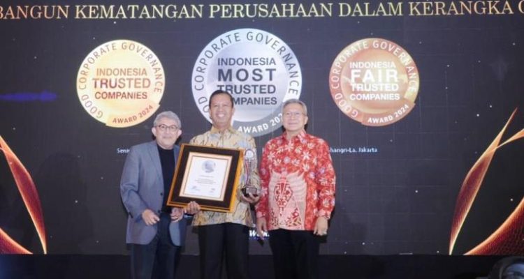 Direktur Sumber Daya Manusia (SDM), PT. Bukit Asam Tbk (PTBA), Suherman, menerima penghargaan Indonesia Most Trusted Company dalam ajang Corporate Governance Perception Index (CGPI) Award 2024 yang diselenggarakan oleh The Indonesian Institute for Corporate Governance (IICG) bekerja sama dengan Majalah SWA, hari Senin, tanggal 25 November 2024 di Jakarta. (foto : Tim Humas PT. Bukit Asam Tbk)