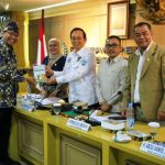 Badan Urusan Legislasi Daerah (BULD) Dewan Perwakilan Daerah (DPD) Republik Indonesia menggelar Rapat Dengar Pendapat Umum (RDPU) bersama Guru Besar Ilmu Administrasi dari Universitas Indonesia, Ketua Umum Masyarakat Publik Indonesia, dan Direktorat Jenderal (Ditjen) Bina Pemerintahan Desa Kementerian Desa dan Pembangunan Daerah Tertinggal Republik Indonesia. (foto : Biro Pemberitaan dan Media DPD RI)
