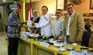 Badan Urusan Legislasi Daerah (BULD) Dewan Perwakilan Daerah (DPD) Republik Indonesia menggelar Rapat Dengar Pendapat Umum (RDPU) bersama Guru Besar Ilmu Administrasi dari Universitas Indonesia, Ketua Umum Masyarakat Publik Indonesia, dan Direktorat Jenderal (Ditjen) Bina Pemerintahan Desa Kementerian Desa dan Pembangunan Daerah Tertinggal Republik Indonesia. (foto : Biro Pemberitaan dan Media DPD RI)