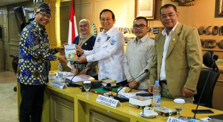 Badan Urusan Legislasi Daerah (BULD) Dewan Perwakilan Daerah (DPD) Republik Indonesia menggelar Rapat Dengar Pendapat Umum (RDPU) bersama Guru Besar Ilmu Administrasi dari Universitas Indonesia, Ketua Umum Masyarakat Publik Indonesia, dan Direktorat Jenderal (Ditjen) Bina Pemerintahan Desa Kementerian Desa dan Pembangunan Daerah Tertinggal Republik Indonesia. (foto : Biro Pemberitaan dan Media DPD RI)