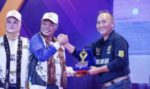 Sekretaris Daerah Kabupaten Musi Banyuasin, H. Apriyadi Mahmud, bersama Ketua Persatuan Wartawan Indonesia Provinsi Sumatera Selatan, Kurniadi, pada pembukaan Pekan Olahraga Wartawan Daerah di Stable Berkuda Sekayu, hari Selasa malam, tanggal 3 Desember 2024. (WartaNegeriku.id/Abdullah)