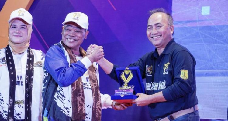 Sekretaris Daerah Kabupaten Musi Banyuasin, H. Apriyadi Mahmud, bersama Ketua Persatuan Wartawan Indonesia Provinsi Sumatera Selatan, Kurniadi, pada pembukaan Pekan Olahraga Wartawan Daerah di Stable Berkuda Sekayu, hari Selasa malam, tanggal 3 Desember 2024. (WartaNegeriku.id/Abdullah)