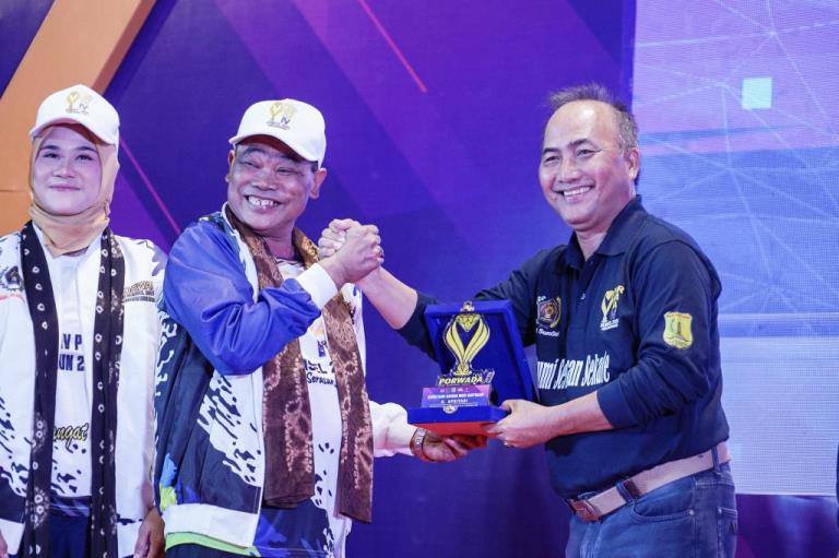 Sekretaris Daerah Kabupaten Musi Banyuasin, H. Apriyadi Mahmud, bersama Ketua Persatuan Wartawan Indonesia Provinsi Sumatera Selatan, Kurniadi, pada pembukaan Pekan Olahraga Wartawan Daerah di Stable Berkuda Sekayu, hari Selasa malam, tanggal 3 Desember 2024. (WartaNegeriku.id/Abdullah)