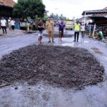 Suasana perbaikan jalan rusak di Jalan Lintas Lubuk Linggau - Sekayu, tepatnya di Kelurahan Ngulak, pada hari Senin, tanggal 25 Februari 2025.