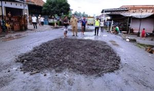 Suasana perbaikan jalan rusak di Jalan Lintas Lubuk Linggau - Sekayu, tepatnya di Kelurahan Ngulak, pada hari Senin, tanggal 25 Februari 2025.