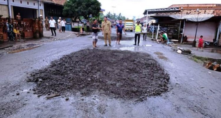 Suasana perbaikan jalan rusak di Jalan Lintas Lubuk Linggau - Sekayu, tepatnya di Kelurahan Ngulak, pada hari Senin, tanggal 25 Februari 2025.