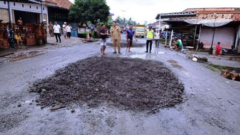 Suasana perbaikan jalan rusak di Jalan Lintas Lubuk Linggau - Sekayu, tepatnya di Kelurahan Ngulak, pada hari Senin, tanggal 25 Februari 2025.