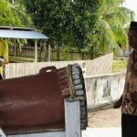 Umat Muslim di Desa Kawalo, Pulau Taliabu, Maluku Utara, saat menggelar Tata Buang atau ritual adat menyambut Idul Fitri 2025, pada hari Jum'at, tanggal 28 Maret 2025. (foto : Tribunternate.com/La Ode Havidl)