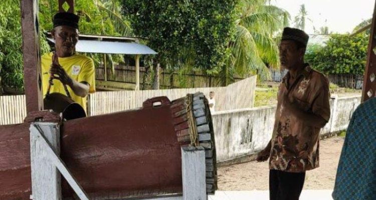 Umat Muslim di Desa Kawalo, Pulau Taliabu, Maluku Utara, saat menggelar Tata Buang atau ritual adat menyambut Idul Fitri 2025, pada hari Jum'at, tanggal 28 Maret 2025. (foto : Tribunternate.com/La Ode Havidl)