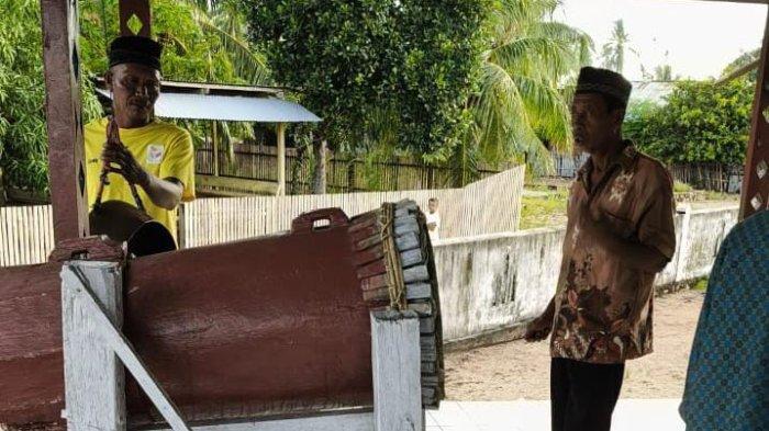 Umat Muslim di Desa Kawalo, Pulau Taliabu, Maluku Utara, saat menggelar Tata Buang atau ritual adat menyambut Idul Fitri 2025, pada hari Jum'at, tanggal 28 Maret 2025. (foto : Tribunternate.com/La Ode Havidl)