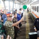 Wakil Gubernur (Wagub) Provinsi Sumatera Selatan (Sumsel), Cik Ujang, menghadiri acara pelepasan peserta mudik gratis dengan kereta api bersama Gubernur Sumsel tahun 2025/1.446 Hijriah, di Stasiun Kereta Api, Palembang, pada hari Kamis, tanggal 27 Maret 2025. (WartaNegeriku.id/Maryam)