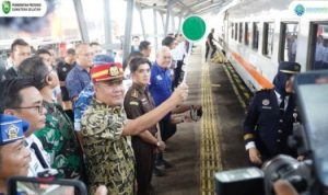 Wakil Gubernur (Wagub) Provinsi Sumatera Selatan (Sumsel), Cik Ujang, menghadiri acara pelepasan peserta mudik gratis dengan kereta api bersama Gubernur Sumsel tahun 2025/1.446 Hijriah, di Stasiun Kereta Api, Palembang, pada hari Kamis, tanggal 27 Maret 2025. (WartaNegeriku.id/Maryam)